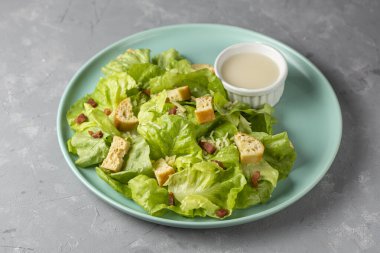 Sezar salatası, kızarmış ekmek ve pastırma..