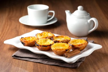 (Pastel de nata (Pastel de belem). Geleneksel Portekiz tatlıları.