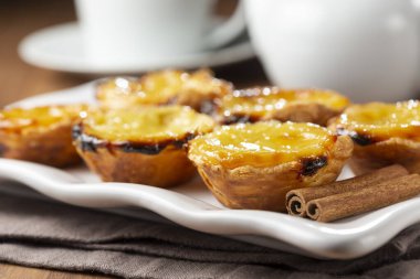 (Pastel de nata (Pastel de belem). Geleneksel Portekiz tatlıları.