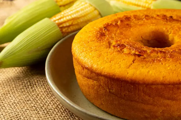 Pyszne Ciasto Kukurydziane Stole Typowy Brazylijski Tort — Zdjęcie stockowe