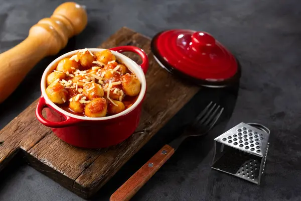 Gnocchi Met Tomatensaus Geraspte Parmezaanse Kaas — Stockfoto