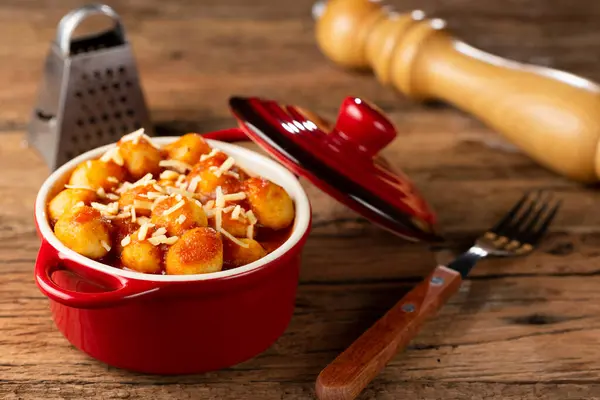 トマトソースとすりおろしたパルメザンチーズとニョッキ — ストック写真