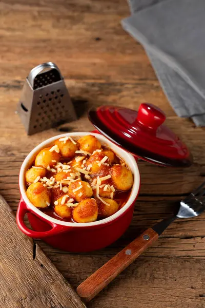 Gnocchi Mit Tomatensauce Und Geriebenem Parmesan — Stockfoto
