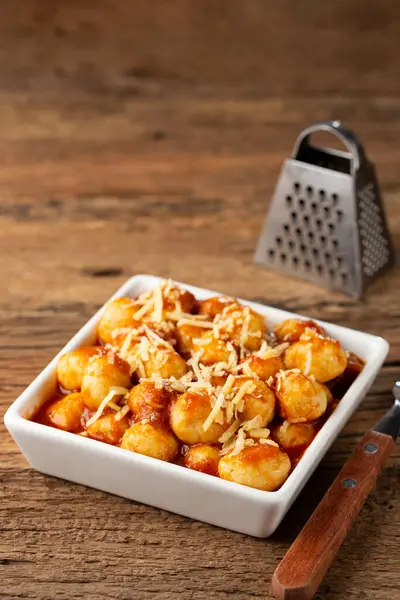 Gnocchi Med Tomatsås Och Riven Parmesanost — Stockfoto
