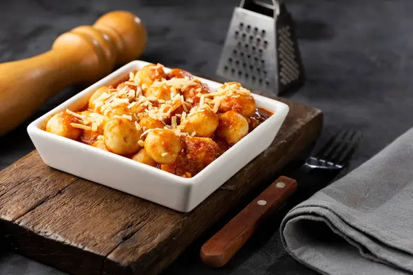 Gnocchi Con Sugo Pomodoro Parmigiano Grattugiato — Foto Stock
