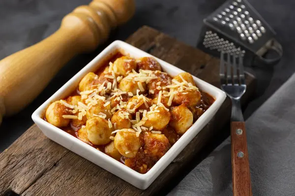 Gnocchi Med Tomatsås Och Riven Parmesanost — Stockfoto
