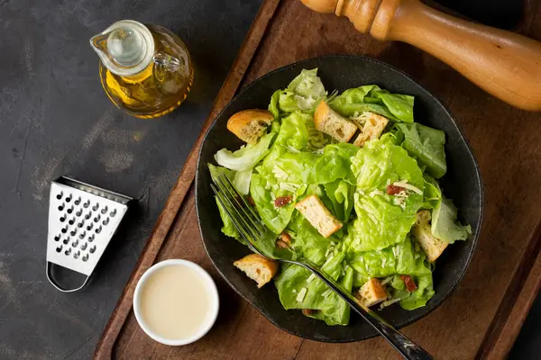 Caesar Salat Mit Croutons Und Speck — Stockfoto