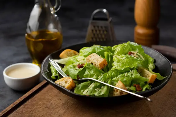 Caesar Salat Mit Croutons Und Speck — Stockfoto