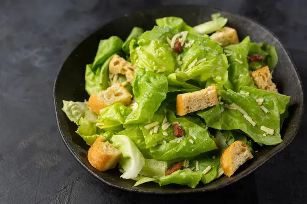 Salada Caesar Com Croutons Bacon — Fotografia de Stock
