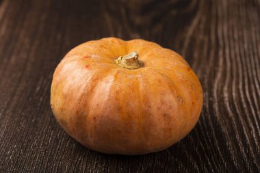 Tahta masadaki balkabakları.