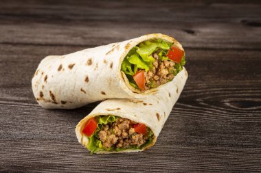 Sığır eti ve salatayla doldurulmuş Meksika dürümü..