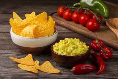 Masada guacamole soslu nacho..