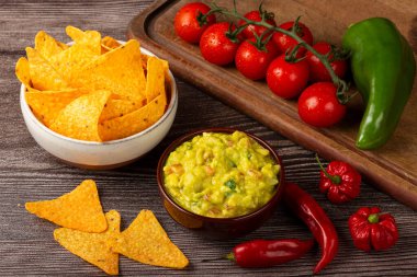 Masada guacamole soslu nacho..