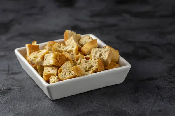 Deliciosos Croutons Crujientes Sobre Mesa — Foto de Stock
