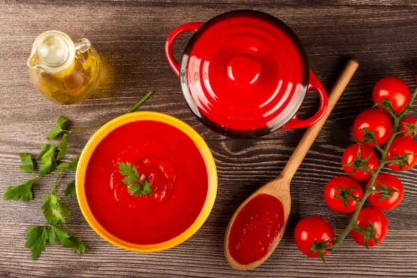 ボウルで美味しい自家製トマトスープ — ストック写真