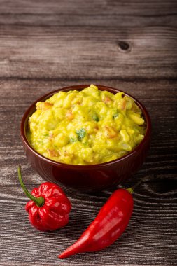 Masada guacamole ile kase.