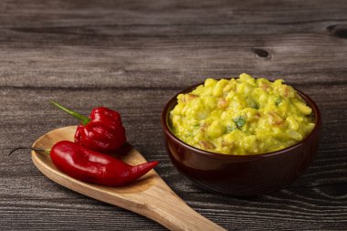 Masada guacamole ile kase.