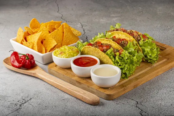 Mexikói Taco Salátával Marhahússal Paradicsommal — Stock Fotó
