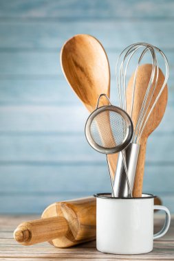 Ahşap arka planda mutfak aletleri.
