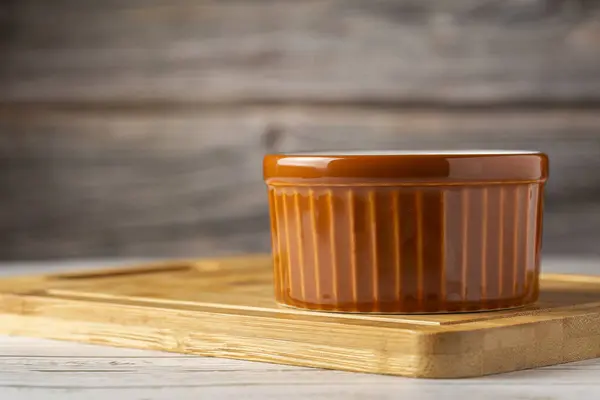 Kahverengi Ramenikn Ahşap Arka Plandaki Masada — Stok fotoğraf