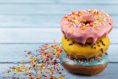 Masanın üzerinde çeşitli renkli çörekler var..