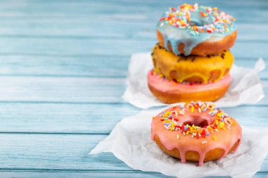 Masanın üzerinde çeşitli renkli çörekler var..