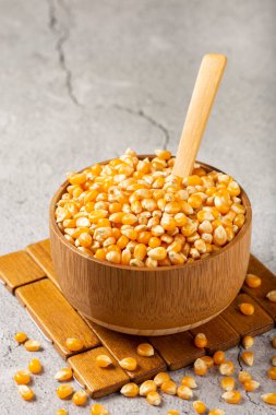 Kurutulmuş mısır. Patlamış mısır için çiğ mısır..