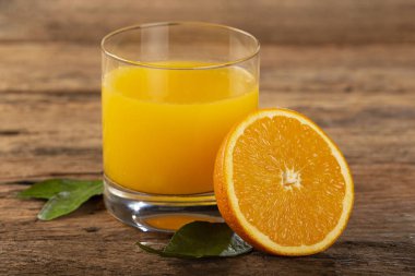 Masada portakal suyu olan bir bardak..