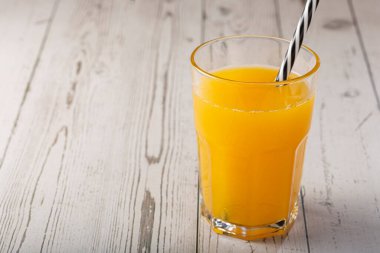 Masada portakal suyu olan bir bardak..