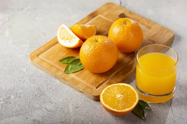 Verre Avec Jus Orange Sur Table — Photo