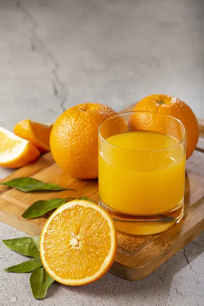 Стекло Апельсиновым Соком Столе — стоковое фото