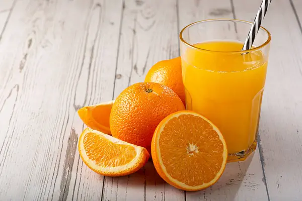 テーブルにオレンジジュースが付いているガラス — ストック写真