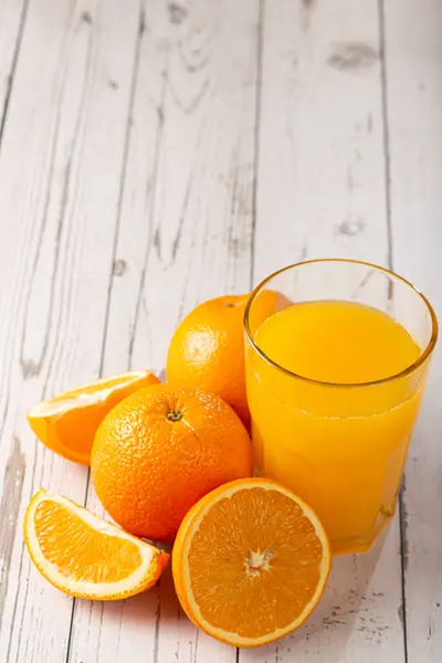 桌上放着橙汁的杯子 — 图库照片