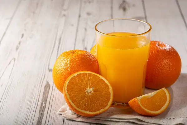 Glas Mit Orangensaft Auf Dem Tisch — Stockfoto