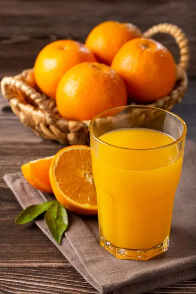 テーブルにオレンジジュースが付いているガラス — ストック写真
