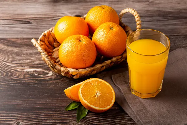 桌上放着橙汁的杯子 — 图库照片
