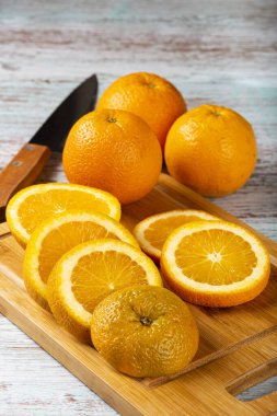 Masada dilimlenmiş taze portakallar..
