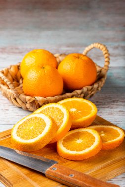 Masada dilimlenmiş taze portakallar..