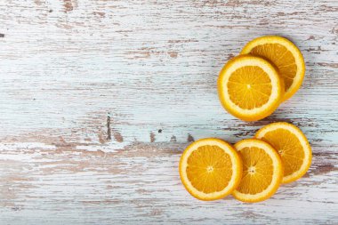 Masada dilimlenmiş taze portakallar..