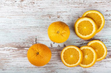 Masada dilimlenmiş taze portakallar..