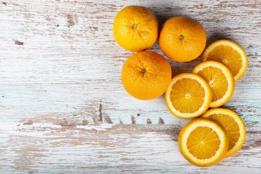 Masada dilimlenmiş taze portakallar..