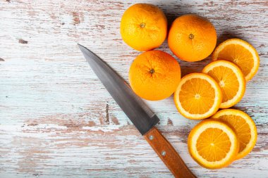 Masada dilimlenmiş taze portakallar..