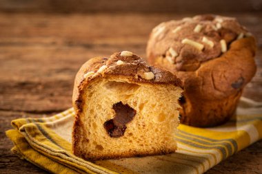 Çikolatalı leziz Panettone. Panettone, Noel yemeği.