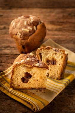 Çikolatalı leziz Panettone. Panettone, Noel yemeği.