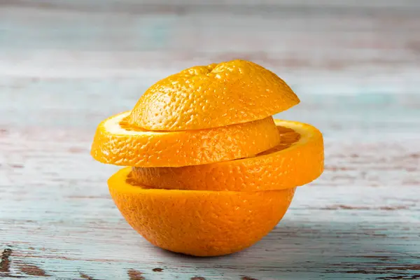 桌上切碎的新鲜橙子 — 图库照片