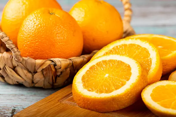 テーブルの上にスライスした新鮮なオレンジ — ストック写真