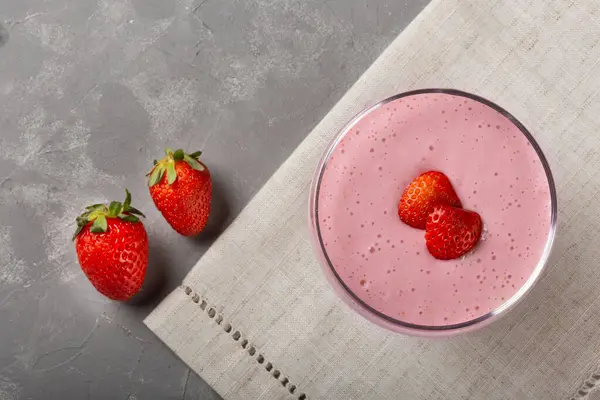 玻璃高脚杯中美味的草莓慕斯 — 图库照片