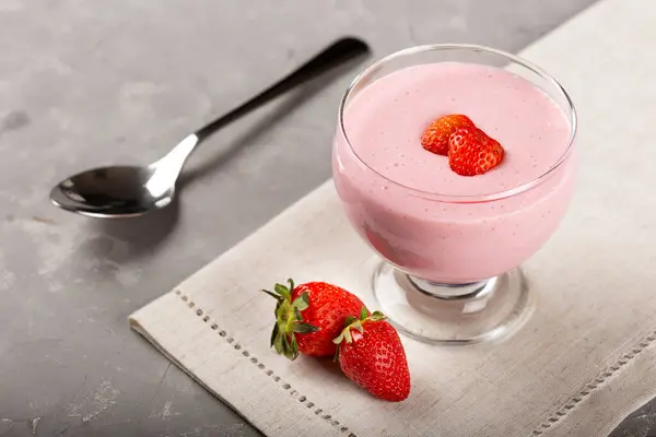 Delicious Strawberry Mousse Glass Goblet — Stock Photo, Image