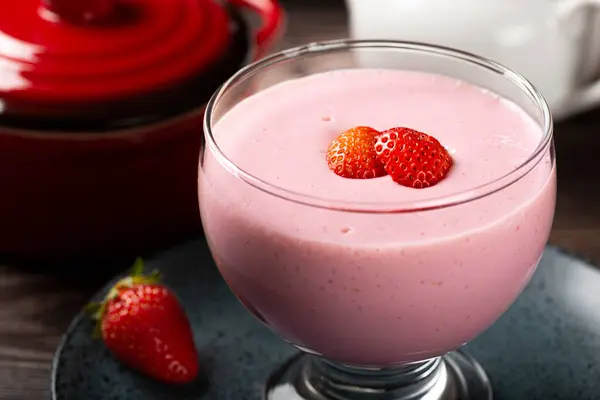玻璃高脚杯中美味的草莓慕斯 — 图库照片