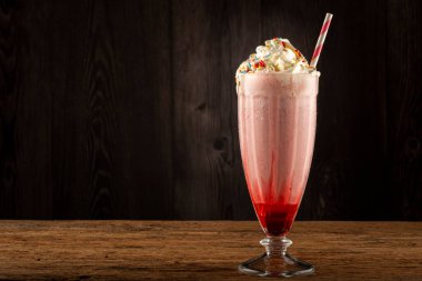 Kremalı çilekli milkshake..